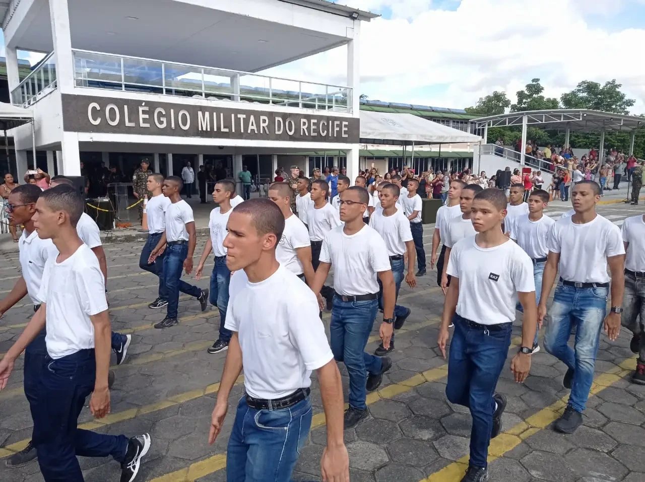 Desfile em frente ao Colégio Militar do Recife