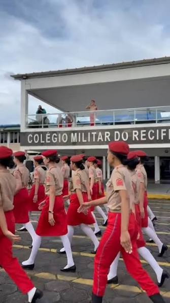 Alunas de farda desfilando em frente ao Colégio Militar do Recife